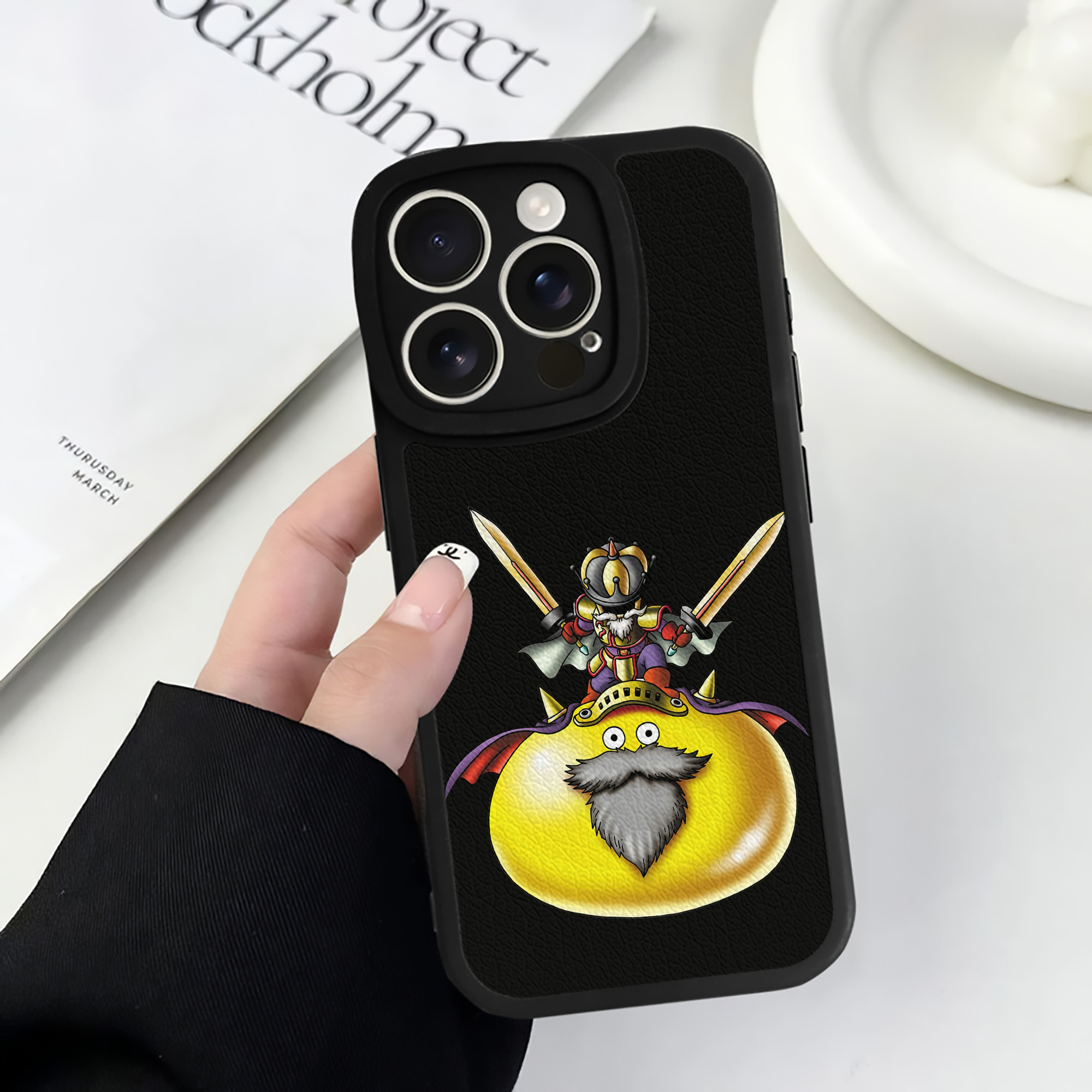 （画像用） ドラゴンクエスト Doragon Kuesuto Dragon Quest 【iPhone 16シリーズ対応】シリコンスマホケース（レザー調） 材質：シリコン